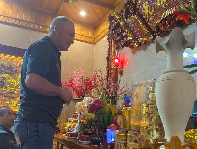 Timothy Dean Horn thắp hương ở bàn thờ gia đình vào dịp Tết 2026. Ảnh: Nhân vật cung cấp