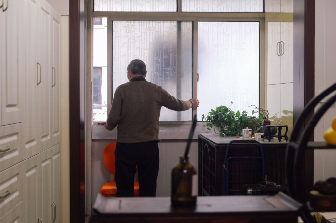 Ông Shi Mingao trong căn hộ ở Thượng Hải. Ảnh: SixthTone