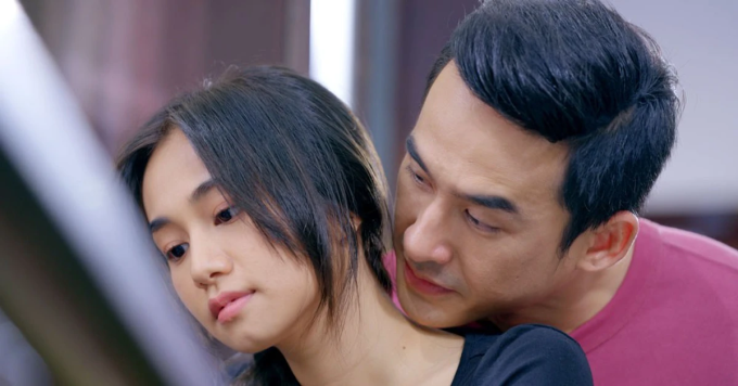 Lương Thế Thành (phải) và Ngân Hòa trong phim Bóng ma hạnh phúc. Ảnh: THVL