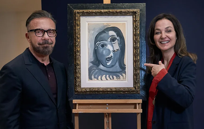 Olivier Widmaier Picasso (trái) bên bức tranh của ông ngoại. Widmaier Picasso là con của họa sĩ  Maya Picasso - con gái của Picasso và người tình Marie-Thérèse Walter. Ảnh: Picasso Estate