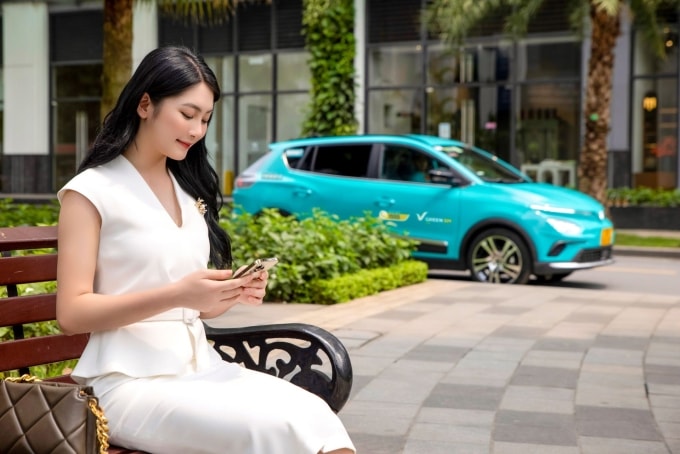 Người dùng gọi taxi Green SM trên đường phố. Ảnh: GSM