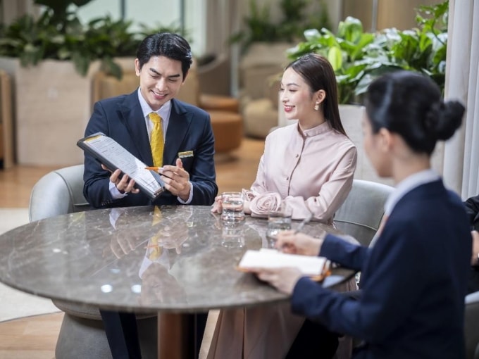 Nhân viên ngân hàng giới thiệu các sản phẩm cho khách hàng. Ảnh: LPBank