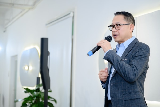 Ông Lý Quí Trung chia sẻ tại một sự kiện LQT Talk. Ảnh: Viện LQT