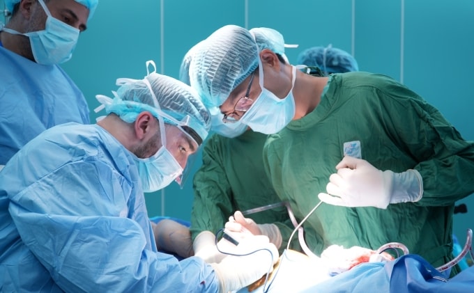 Các bác sĩ phẫu thuật thay khớp háng tại Bệnh viện Quân y 175. Ảnh: Bệnh viện cung cấp