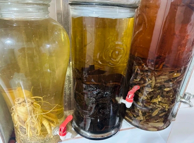 Không nên lạm dụng rượu ngâm để cải thiện sinh lý. Ảnh: Minh Anh