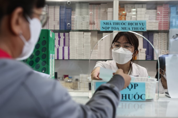 Nhân viên y tế tại nhà thuốc Bệnh viện Quân y 175, quận Gò Vấp phát thuốc cho bệnh nhân, tháng 3/2024. Ảnh: Quỳnh Trần