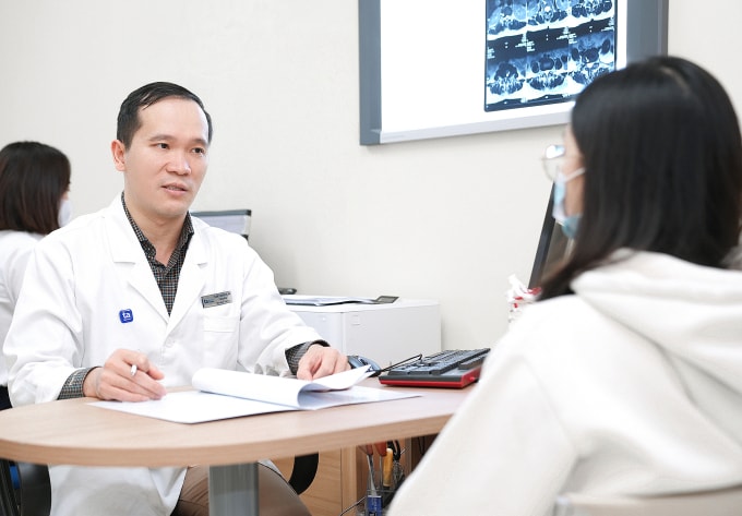 Bác sĩ Đức Anh tư vấn cho người bệnh. Ảnh: Bệnh viện Đa khoa Tâm Anh