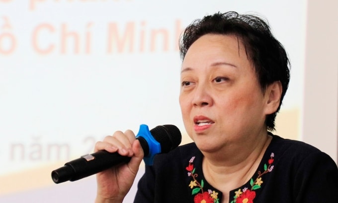 Giám đốc Sở An toàn thực phẩm TP HCM Phạm Khánh Phong Lan, tại lễ ký cam kết bảo đảm an toàn thực phẩm với hơn 300 đơn vị đang cung cấp suất ăn trường học sáng 14/4. Ảnh: Song Khuê