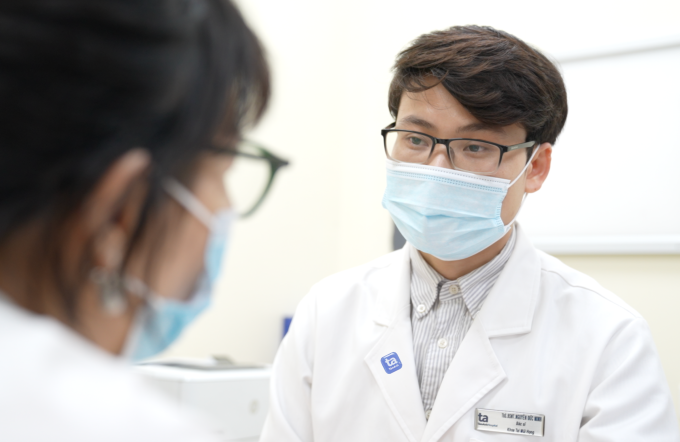 Bác sĩ Dũng tư vấn cho chị Hoa về phẫu thuật cắt polyp dây thanh. Ảnh: Bệnh viện Đa khoa Tâm Anh