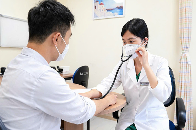 Bác sĩ Ngân đang thăm khám cho anh Hoàng. Ảnh: Bệnh viện Đa khoa Tâm Anh