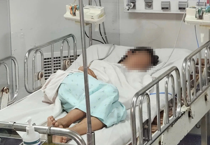 Một bệnh nhi điều trị tích cực tại Bệnh viện Bệnh Nhiệt đới khi bị lây nhiễm vi khuẩn não mô cầu từ bạn cùng lớp. Ảnh: Bệnh viện Bệnh nhiệt đới