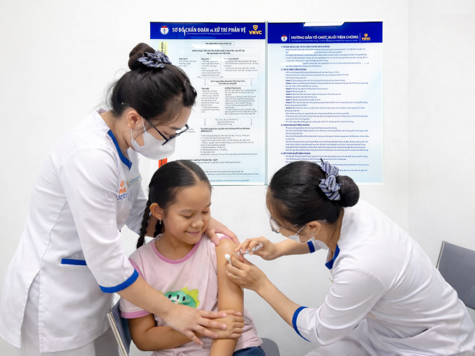 Trẻ tiêm vaccine não mô cầu tại VNVC Bạc Liêu, Cà Mau, sáng 11/4. Ảnh: Lý Văn