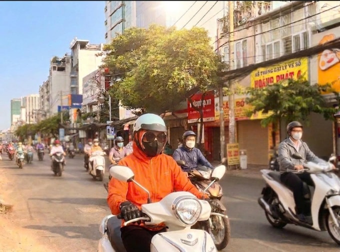 Che chắn kỹ khi ra ngoài trời kết hợp dùng kem chống nắng để bảo vệ da trong mùa nắng nóng. Ảnh Thái Thanh