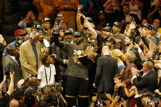 LeBron (trung tâm) và các cầu thủ Cleveland Cavaliers ăn mừng chức vô địch NBA 2016. Ảnh: AFP