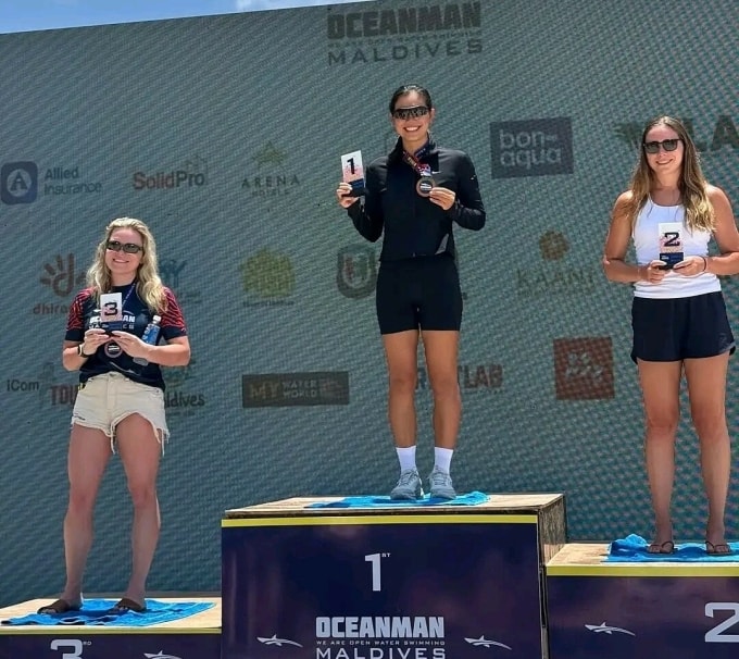 Ánh Viên trên bục nhân giải nhất nội dung 10km giải bơi biển Oceanman Maldives 2026. Ảnh: FBNV