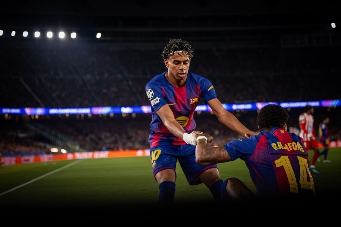 Yamal kéo Rashford đứng lên sau khi đồng đội người Anh bị ngã trong trận thua Atletico 0-2 trên sân nhà Camp Nou ở lượt đi tứ kết. Ảnh: FC Barcelona