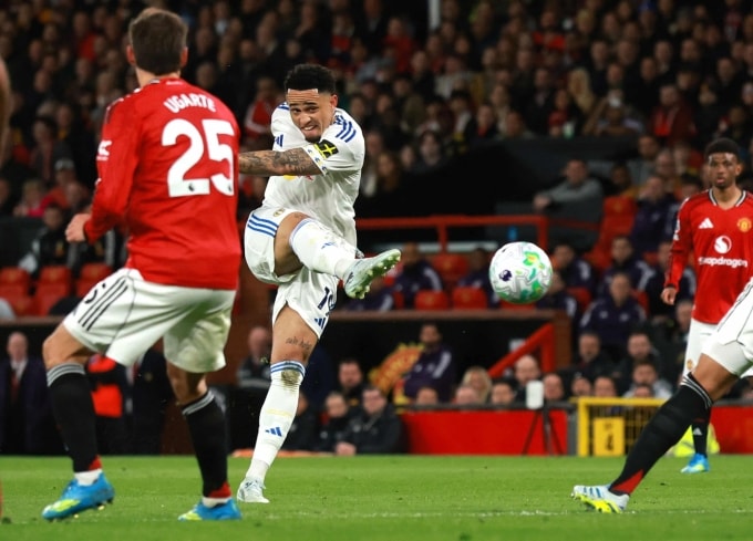 Tuyệt phẩm sút xa của Noah Okafor trong trận Leeds thắng Man Utd trên sân Old Trafford, thành phố Manchester, vòng 32 Ngoại hạng Anh tối 13/4/2026. Ảnh: Reuters