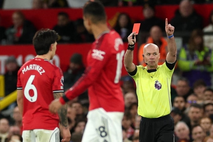 Tình huống Lisandro Martinez nhận thẻ đỏ trong trận Leeds thắng Man Utd trên sân Old Trafford, thành phố Manchester, vòng 32 Ngoại hạng Anh tối 13/4/2026. Ảnh: Reuters