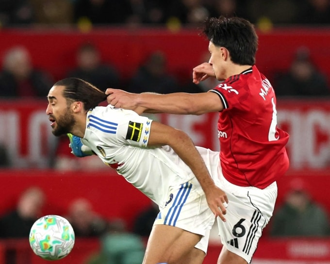 Tình huống Lisandro Martinez (phải) kéo tóc Calvert-Lewin. Ảnh: Reuters