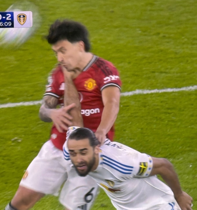 Tình huống Martinez kéo tóc Calvert-Lewin khi đang tranh bóng bổng. Ảnh: chụp màn hình