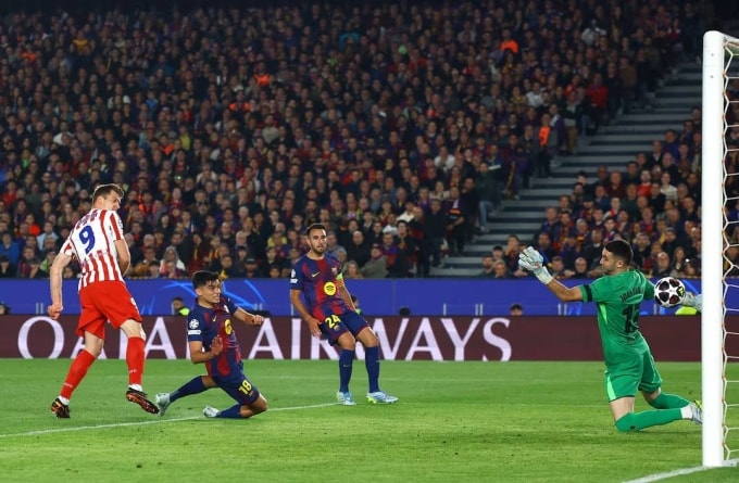 Atletico thắng Barca 2-0 trong trận lượt đi tứ kết Champions League trên sân Camp Nou hôm 8/4. Ảnh: Reuters