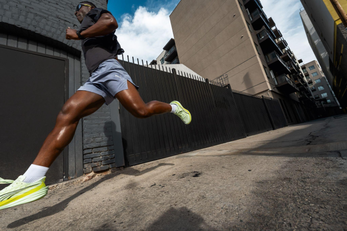 Runner tập luyện với Deviate Nitro 4. Ảnh: Puma