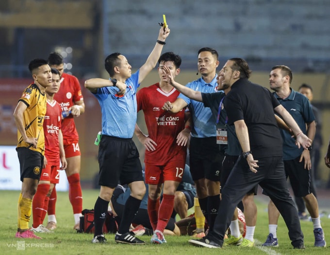 HLV Velizar Popov (áo đen phải) phản ứng với trọng tài Nguyễn Viết Duẩn (áo xanh trái) trong trận Thể Công thắng Thanh Hóa 1-0 ở vòng 18 V-League 2025-2026, trên sân Hàng Đẫy ở Hà Nội, ngày 10/4/2026. Ảnh: Hoàng Huynh