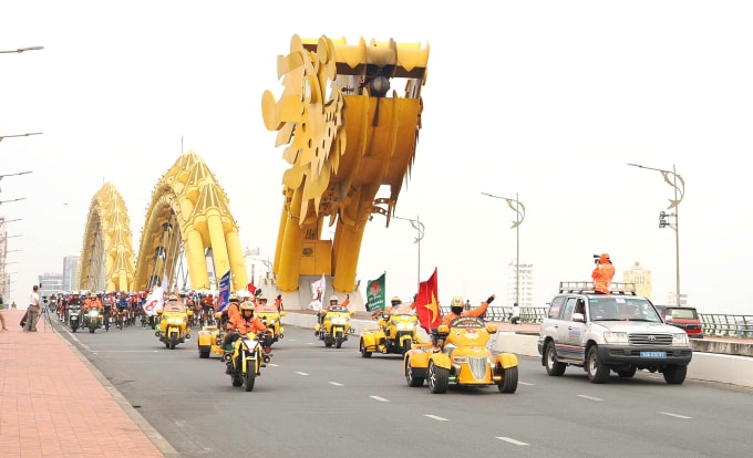 Đoàn đua đi qua cầu Rồng ở chặng 11 giải xe đạp toàn quốc tranh Cup Truyền hình HTV 2025 từ Đà Nẵng đi Quảng Ngãi, trưa 14/4. Ảnh: Hồng Phương