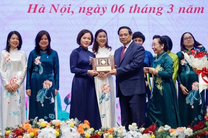 Thủ tướng Phạm Minh Chính trao giải thưởng Kovalevskaia năm 2025 cho GS.TS Trần Thị Việt Nga, sáng 6/3. Ảnh: Nhật Bắc
