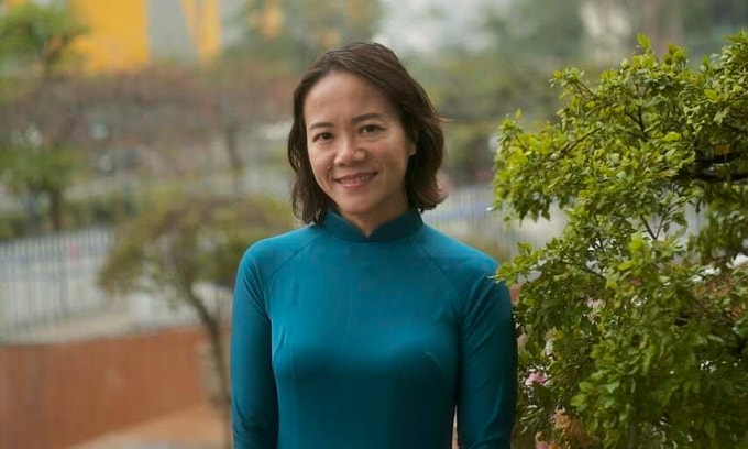 Chị Nga trong một lần về thăm trường cũ - THPT chuyên Hà Nội - Amsterdam. Ảnh: Nhân vật cung cấp