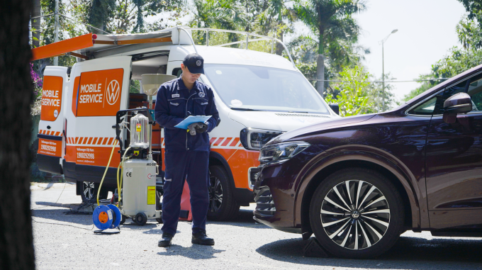 Kỹ thuật viên Volkswagen Việt Nam thực hiện bảo dưỡng Mobile Service. Ảnh: VW