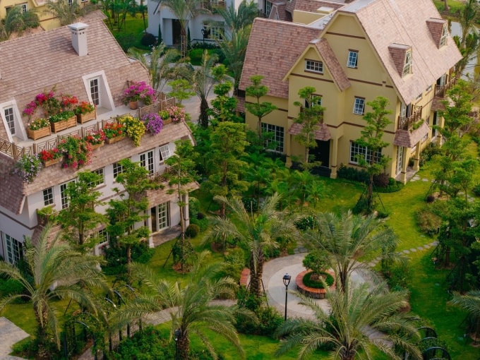 Kiến trúc cổ kính với hệ mái dốc tại biệt thự The Grand Island. Ảnh: Ecopark