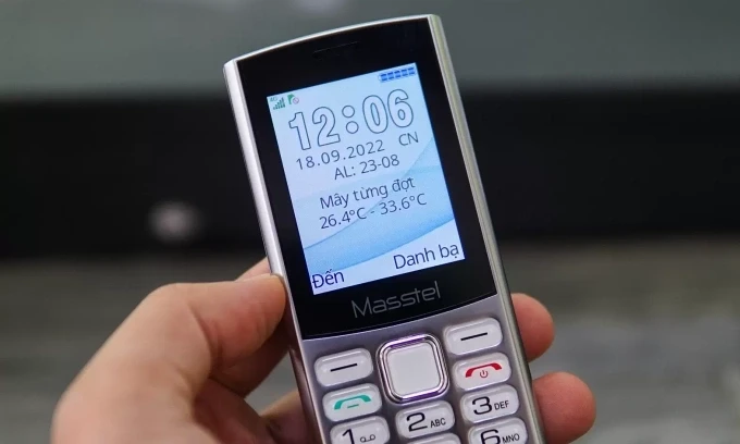 Một mẫu điện thoại cục gạch được nhiều người sử dụng tại Việt Nam. Ảnh: Lưu Quý