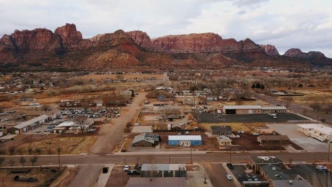 Short Creek is a community spanning the Utah-Arizona border. Netflix