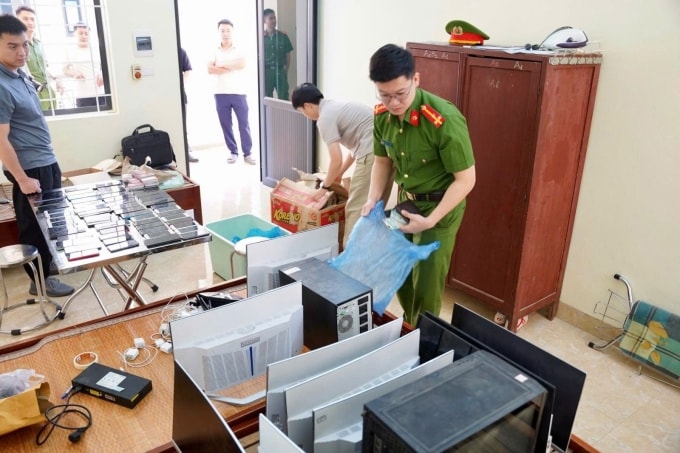 Công an khám xét, thu giữ nhiều đồ vật, tài liệu liên quan. Ảnh: Công an cung cấp