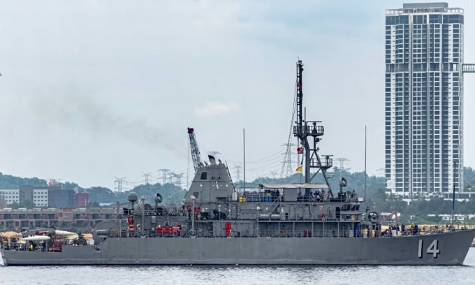 Tàu USS Chief rời Singapore ngày 10/4. Ảnh: X/WarshipCam