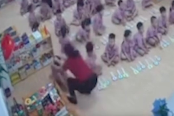 Khoảnh khắc cô giáo bị tố giật tóc học sinh. Ảnh chụp từ video.