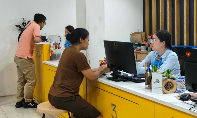 Người dùng làm thủ tục tại cửa hàng MobiFone, chiều 14/4. Ảnh: Trọng Đạt