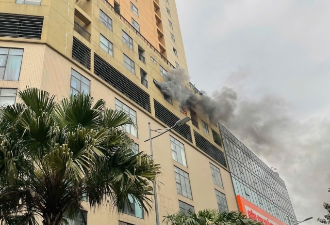 Lửa và khói bốc ra từ đám cháy. Ảnh: Quốc Việt