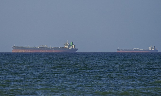 Các con tàu băng qua eo biển Hormuz sau khi Mỹ và Iran đạt thỏa thuận ngừng bắn hai tuần trong ảnh chụp tại Oman ngày 8/4. Ảnh: AFP