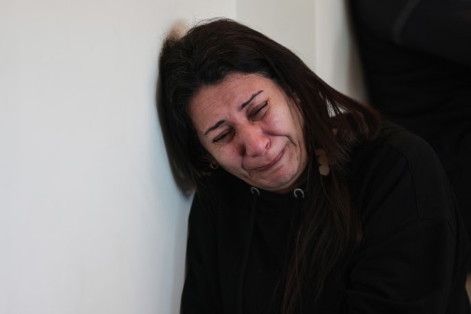 Người thân của Hassan Ali Badawi, nhân viên y tế của Hội Chữ thập đỏ Lebanon thiệt mạng trong một cuộc không kích của Israel hôm 12/4, tại nhà riêng ở Bchamoun, phía nam Beirut, ngày 13/4. Ảnh: AFP