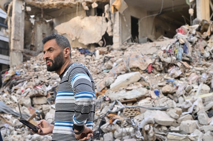Ali Abbud, người đã mất ba người thân trong trận tập kích của Israel vào Lebanon ngày 8/4, đang tìm kiếm người thân sống sót tại tòa nhà bị trúng bom ở Beirut ngày 12/4. Ảnh: AFP