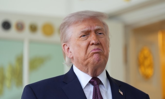 Tổng thống Donald Trump bên ngoài Phòng Bầu dục, Nhà Trắng, ngày 13/4. Ảnh: AP