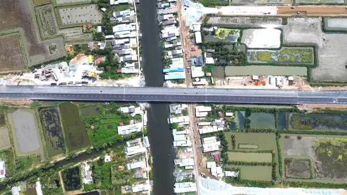 Cao tốc Hậu Giang - Cà Mau đoạn qua kênh Huyện Sử, xã Trí Phải, tỉnh Cà Mau. Ảnh: Chúc Ly