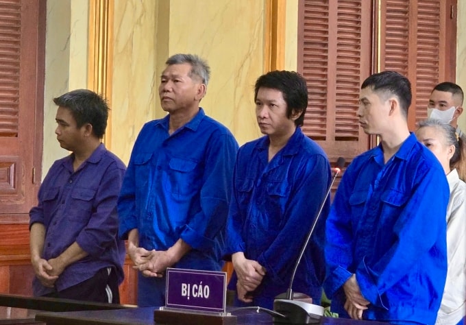 Nhóm bị cáo bị tạm giam trong vụ án. Ảnh: Hải Duyên