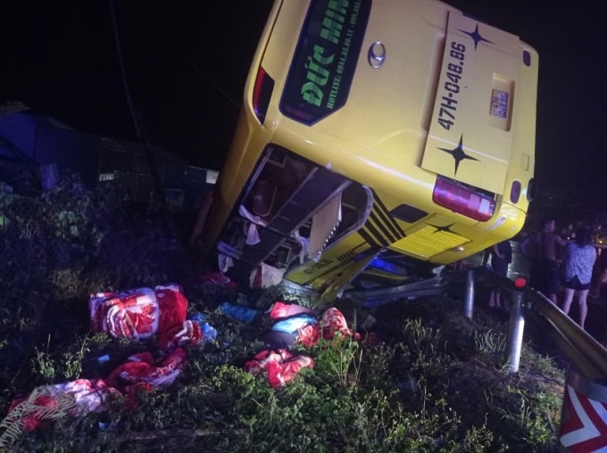 Nhiều đồ đạc rơi vãi khi chiếc ô tô lao khỏi lan can, rớt xuống rãnh nước. Ảnh: Người dân cung cấp