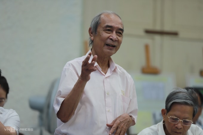 Nhà nghiên cứu Nguyễn Xuân Hoa đưa ra ý kiến về hai cửa trong nhà hát Minh Khiêm đường. Ảnh: Võ Thạnh