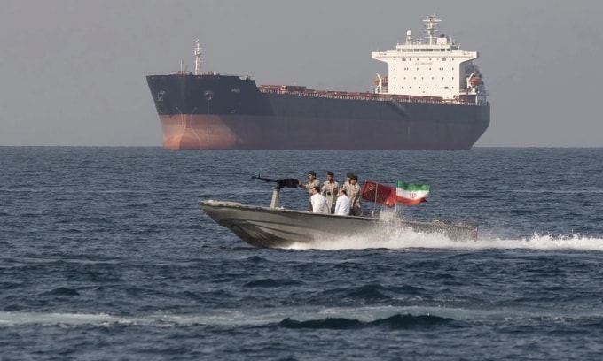 Một xuồng cao tốc chở các binh sĩ Iran gần eo biển Hormuz hồi năm 2019. Ảnh: AFP