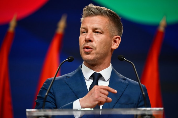 Peter Magyar, lãnh đạo đảng Tisza, trả lời họp báo quốc tế tại Budapest ngày 13/4. Ảnh: AP