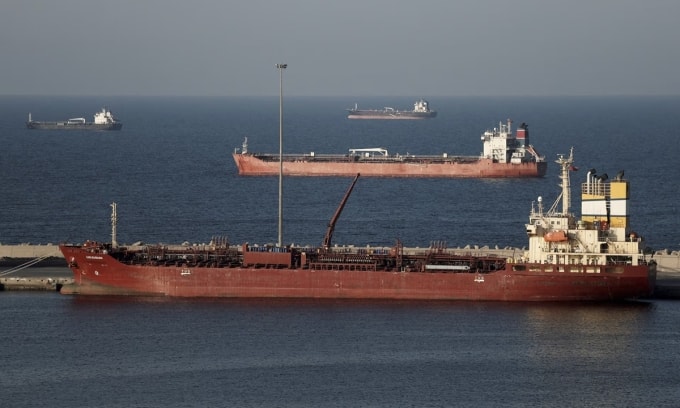 Tàu thương mại neo đậu tại Muscat, Oman, hồi tháng 3. Ảnh: Reuters